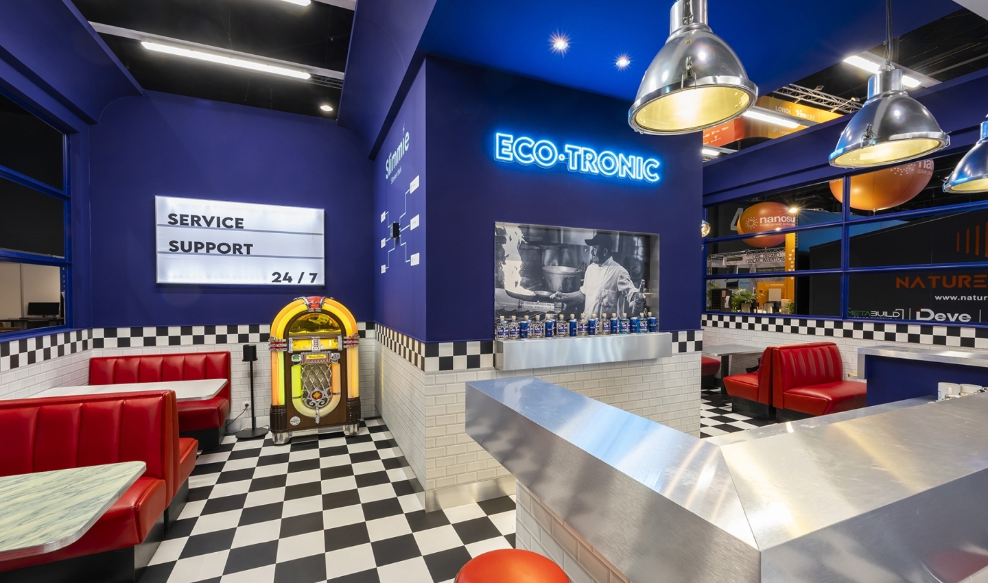 Eco-Tronic op SolarSolutions in Kortrijk – ‘Time to refuel’ beursstand van 80m2
